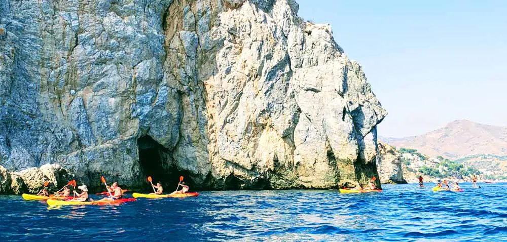 Cosas que hacer con los niños en la Costa Tropical - Kayak en las Cuevas