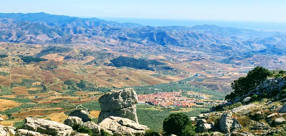 el Torcal de Antequera - Vista de Villanueva de la Concepción - Andalucía - España