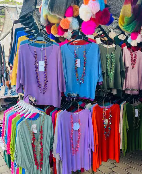 Ropa en el Mercadillo de Frigiliana
