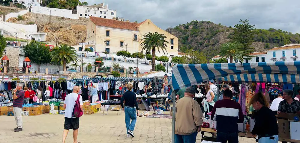 Gente paseando por el Mercadillo de Frigiliana