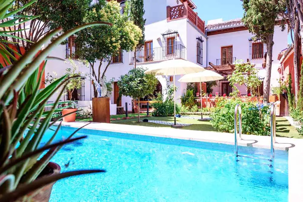 Granada Hoteles con Piscina - Alojamiento con Encanto la Luna en el Alba