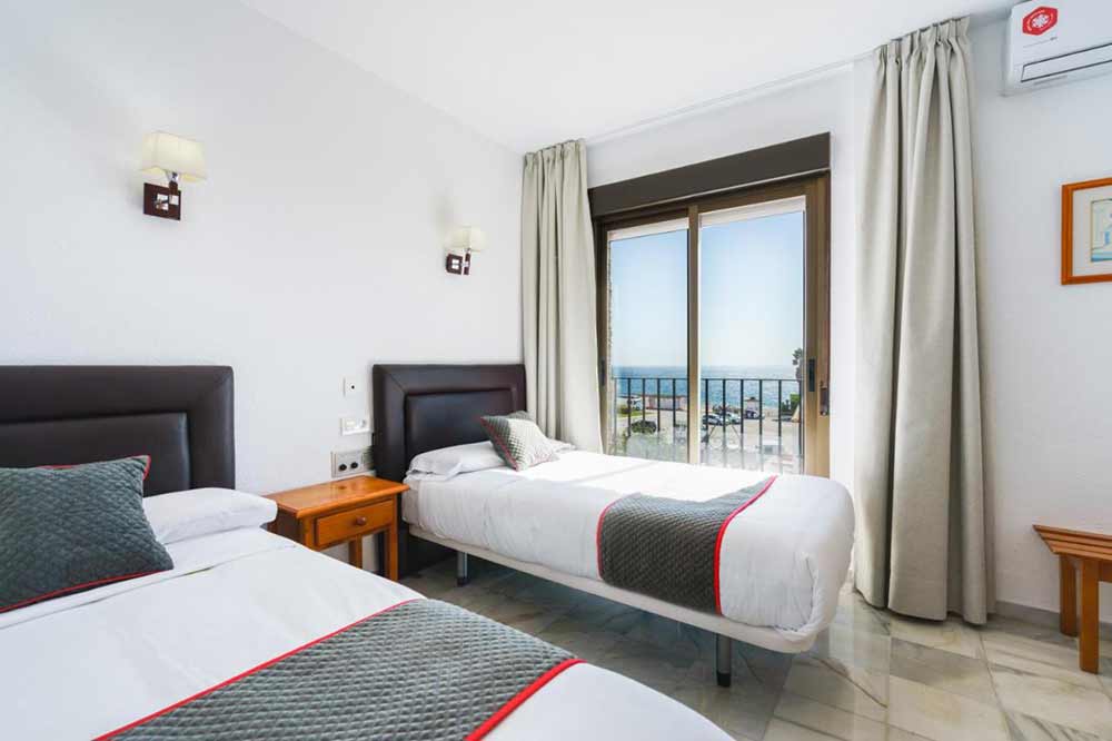 Mejores Hoteles en la Costa Tropical - OYO Hotel El Ancla