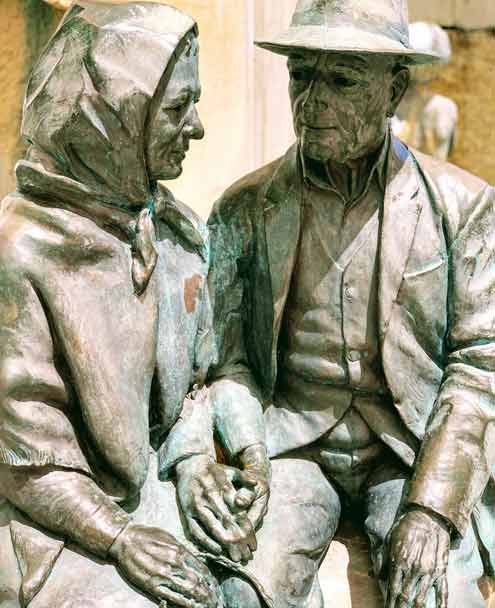 Lanjarón - Statue of Two Men