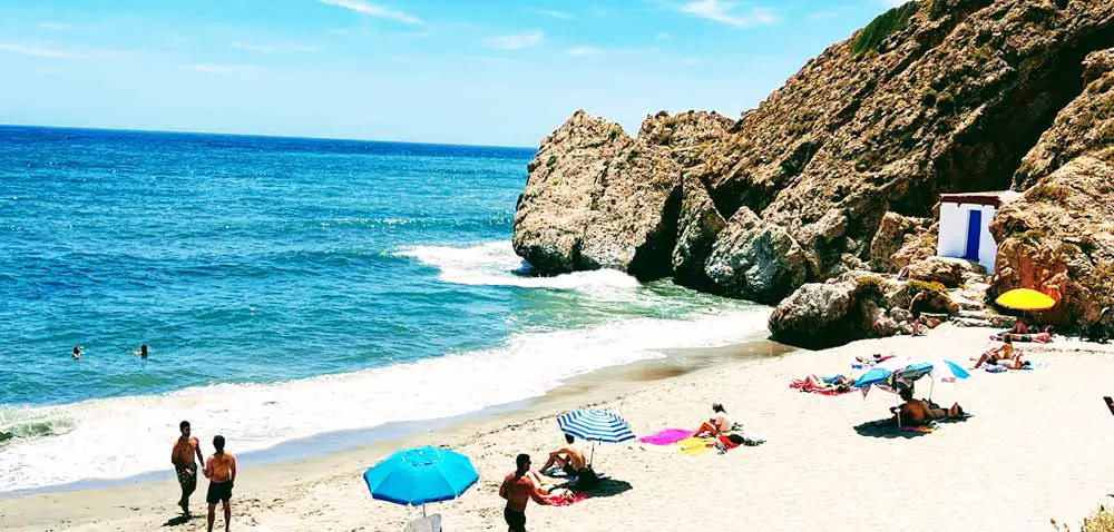 Playa Carabeo - Costa rocosa y agua turquesa