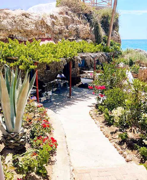 Playa el Salón - House built into Cliffs