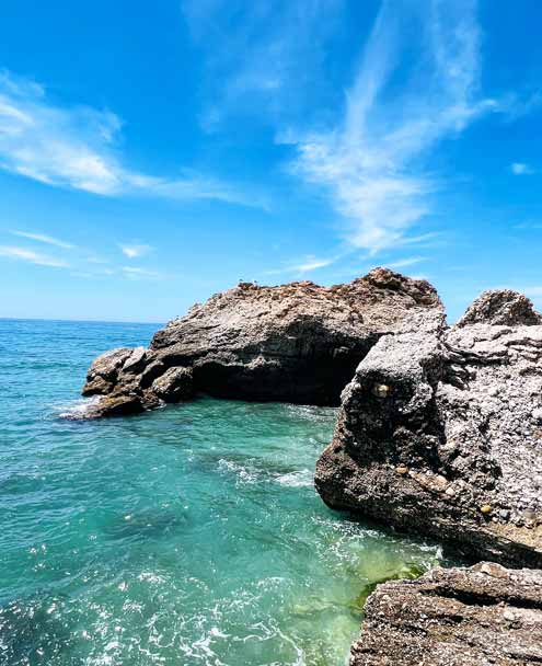 Paseo marítimo y rocas de la Playa la Caletilla