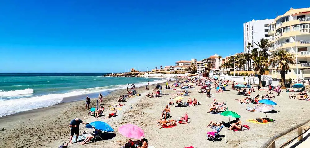 Playa Torrecilla - playa concurrida - Nerja España