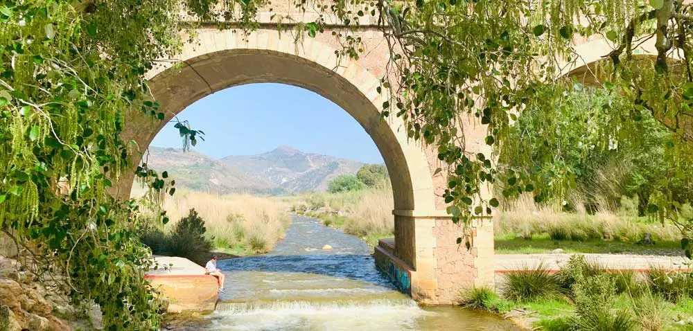 Vista del río Guadalfeo más allá del puente de Órgiva