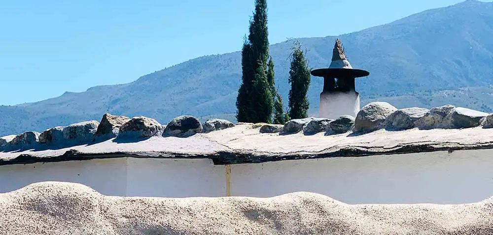 Chimeneas típicas de la Ruta de Los Olivos en Órgiva